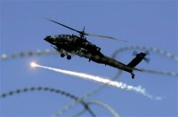 Un Apache se protege de un posible ataque en Irak