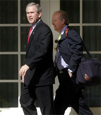 Bush y Rove, hoy en la Casa Blanca. Foto: AP.