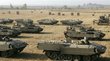 Los tanques esperan a unos kilmetros de Gaza