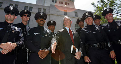 Los tipos duros del LAPD rodean al alcalde de NY
