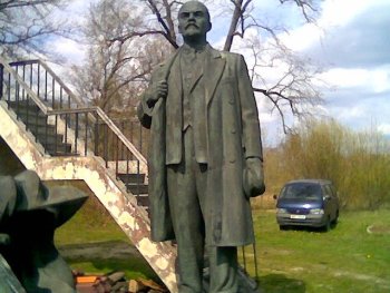 La estatua de Lenin hace tiempo antes de convertirse en chatarra