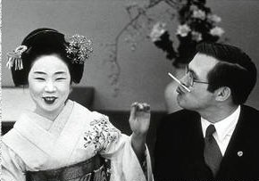 Rumsfeld se relaciona con una geisha sin intentar dispararle