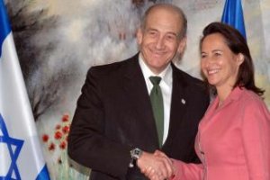 Segolene, no menos encantada de posar con Olmert