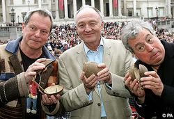 Los de Monty Python practican con los cocos