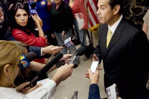 Villaraigosa habla y Salinas se toca el pelo