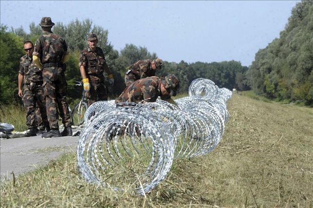 alambre de espino contra refugiados en la frontera de Hungría