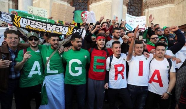 Jóvenes se manifiestan por la renuncia de Buteflika en Argel el 15 de marzo. Foto: EFE